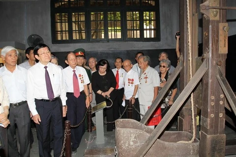 Le président Truong Tan Sang visite le vestige historique de la prison de Hoa Lo . Photo : VNA